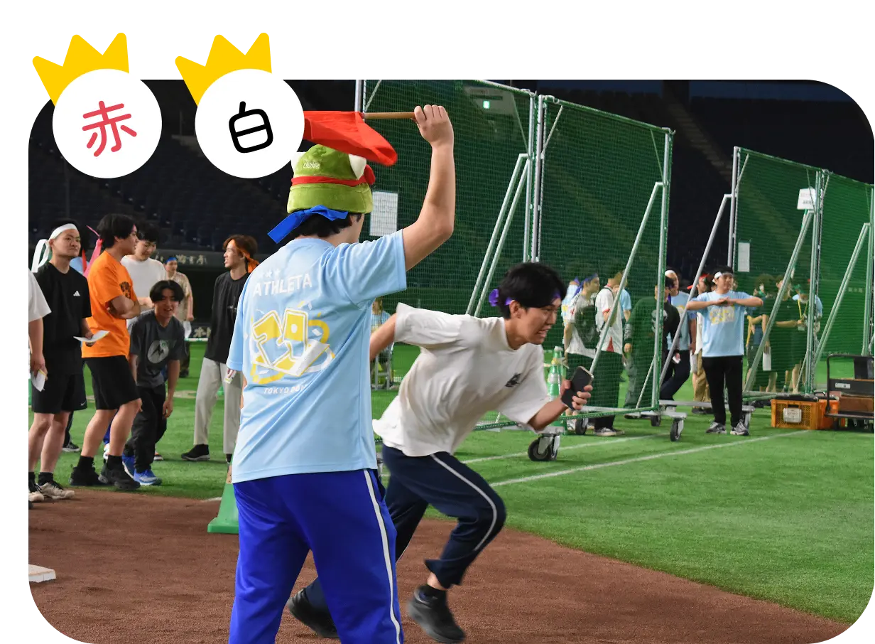 選手が両手を挙げてゴールテープを切る瞬間