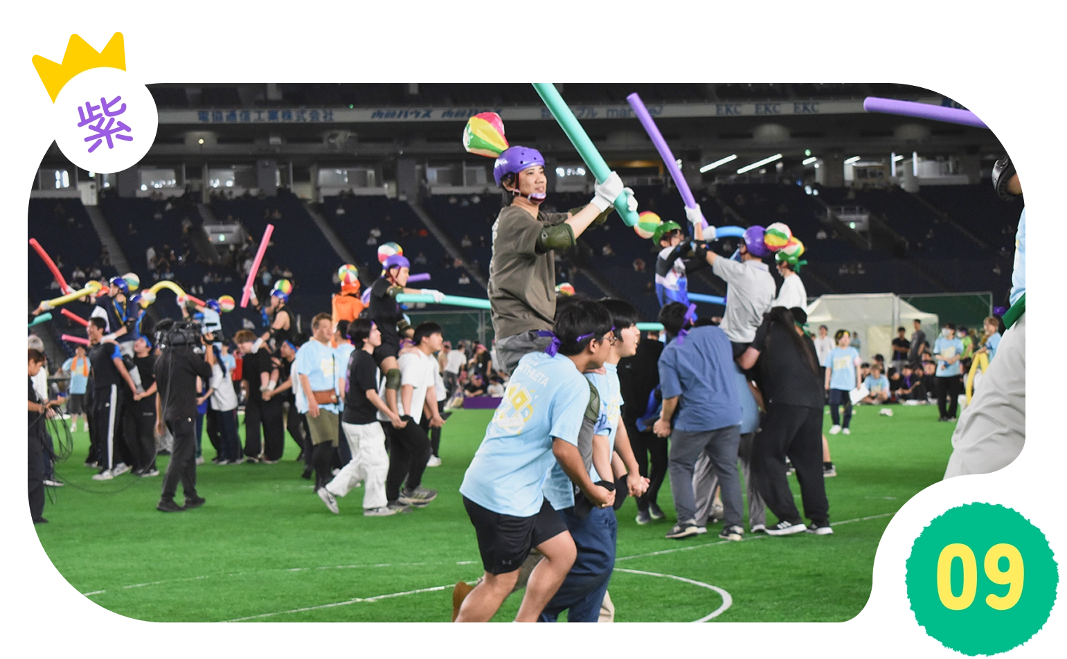 騎手同士がスティックを振りかぶっている